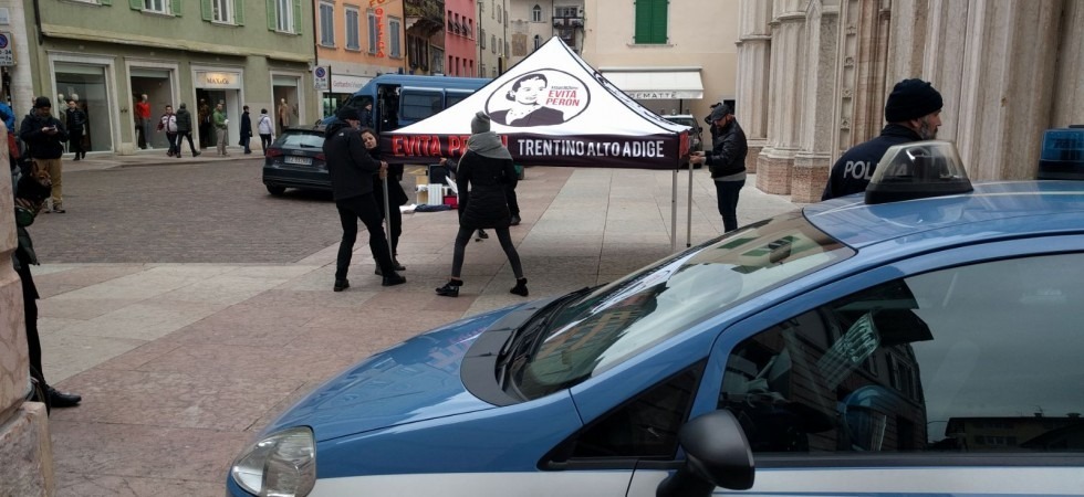 Le forze dell'ordine hanno garantito la sicurezza dei gazebo di Forza Nuova: qui quello Evita Peron posizionato al mattino